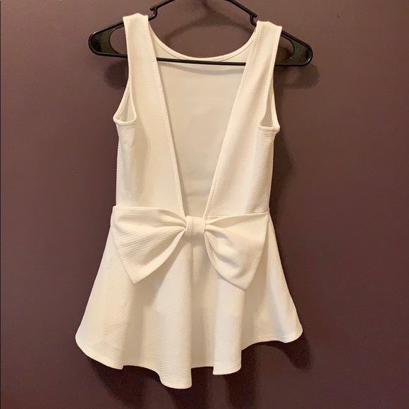Pearl white tank with V-shape back and a bow tie - Picture 2 of 3